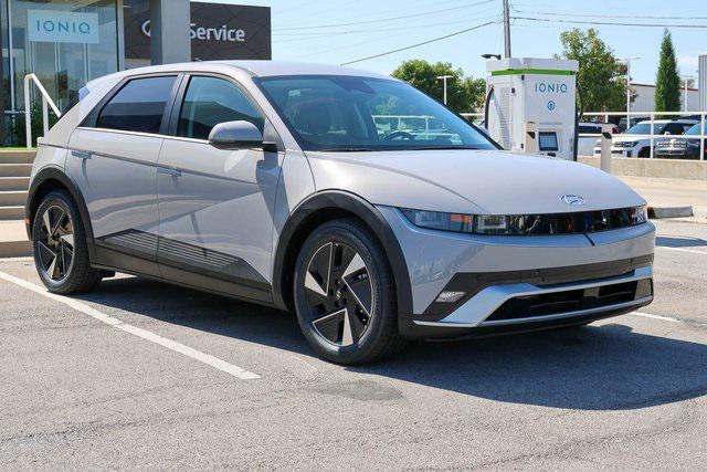 New 2025 Gray Hyundai SE image 1