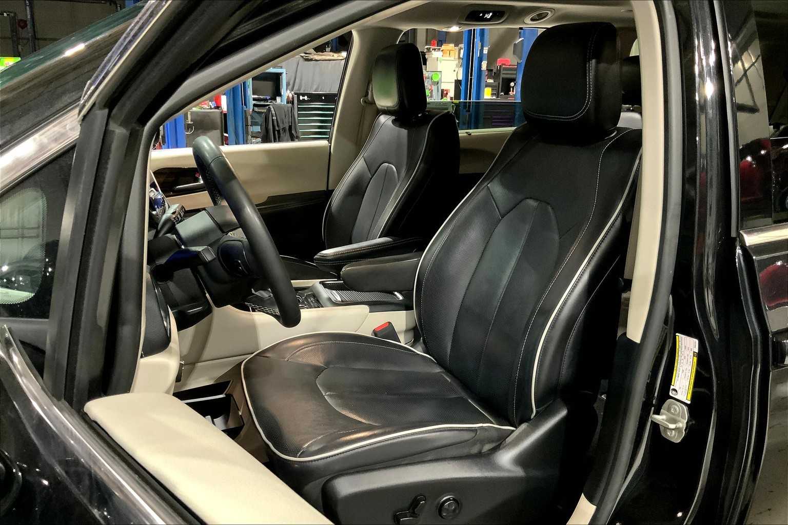 2023 Chrysler Pacifica Limited photo 7