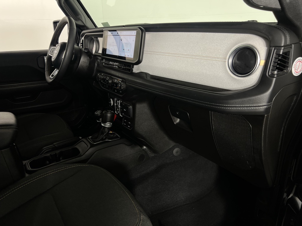 2024 Jeep Wrangler Sahara photo 27