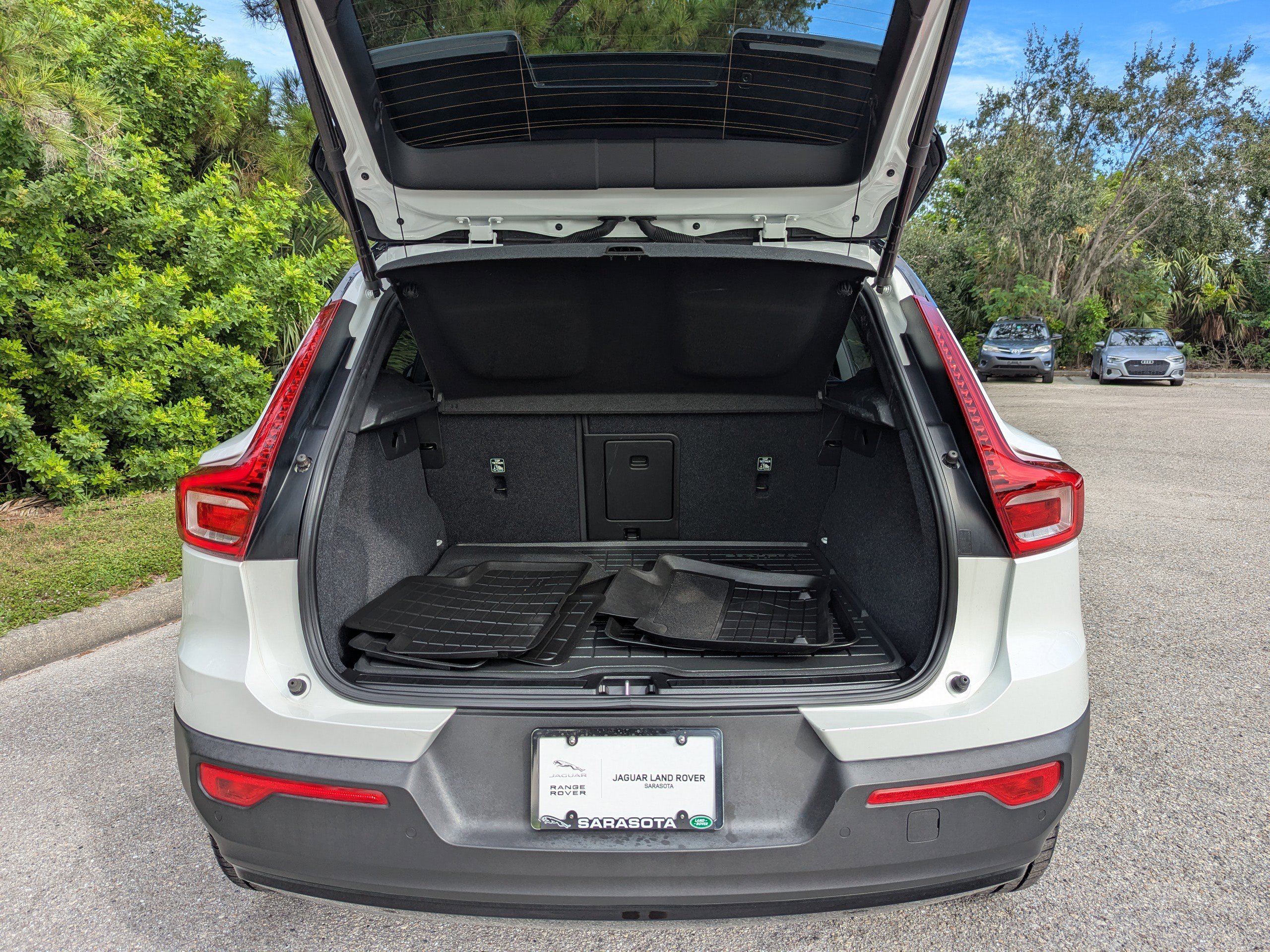 2021 Volvo XC40 R-Design photo 5
