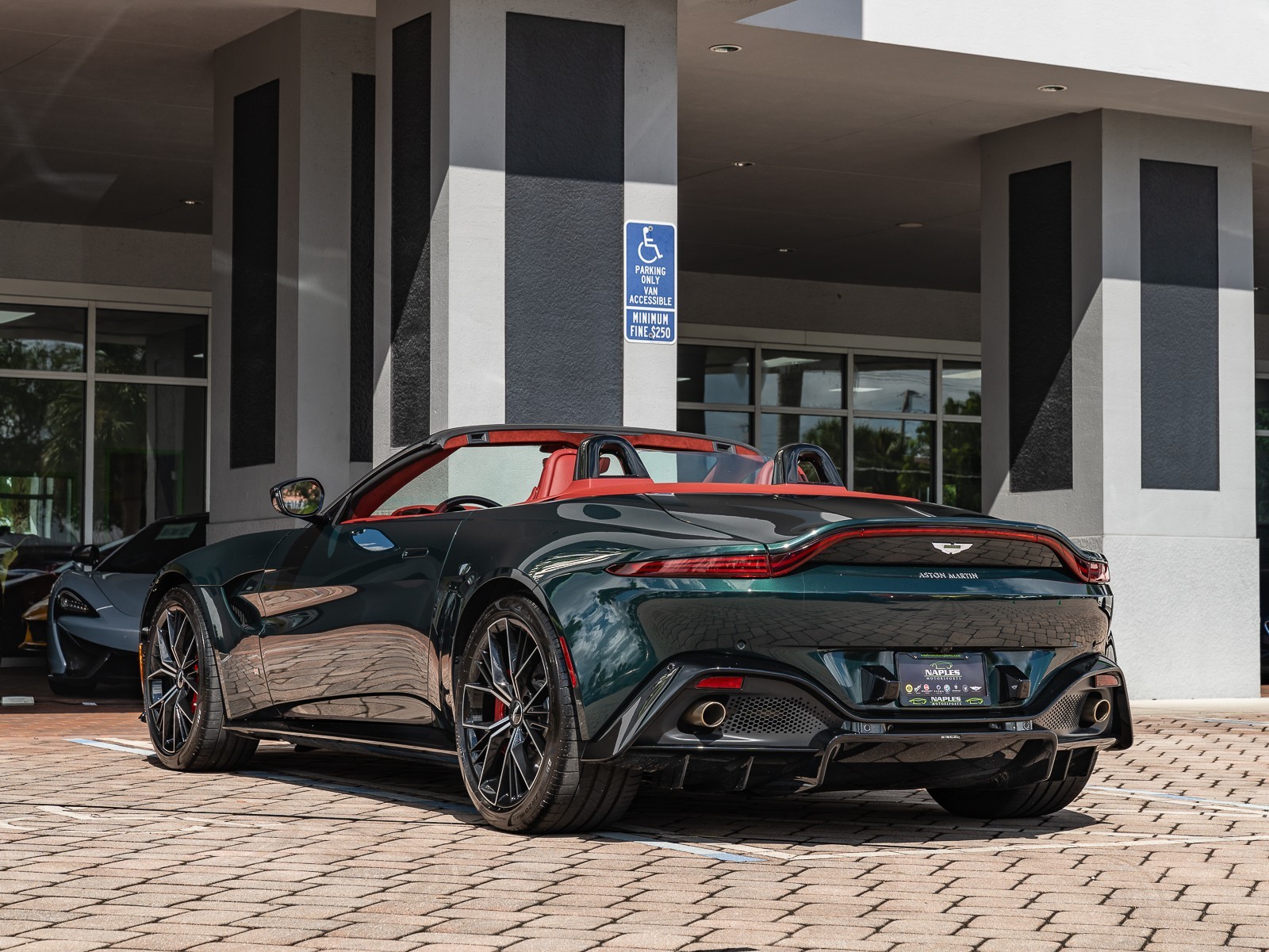 2021 Aston Martin Vantage photo 36
