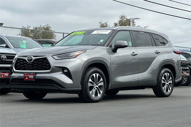 2025 Toyota Highlander XLE photo 8
