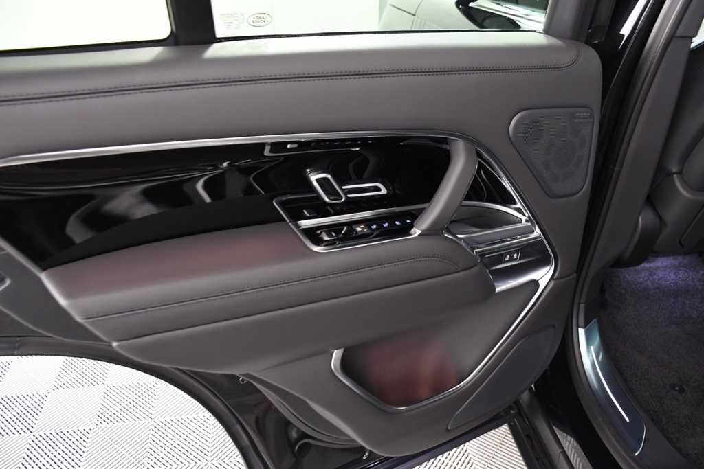 2025 Land Rover Range Rover SE photo 24