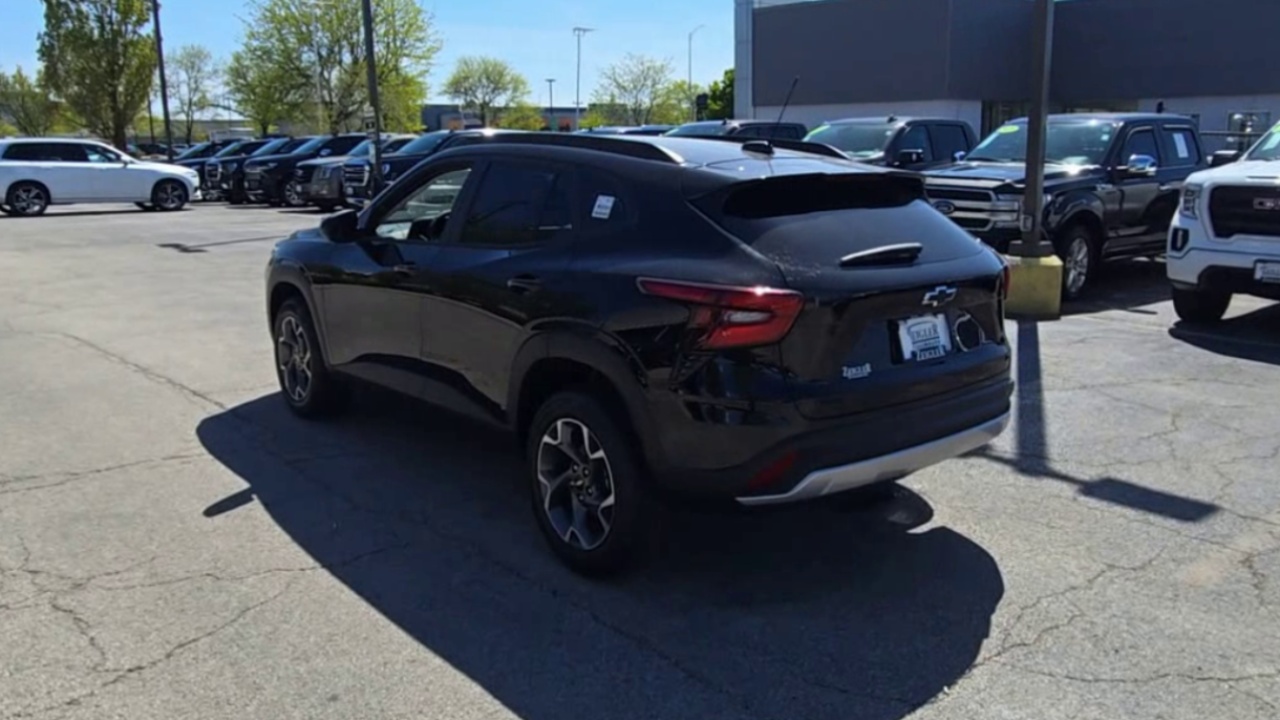 2025 Chevrolet Trax LT photo 25