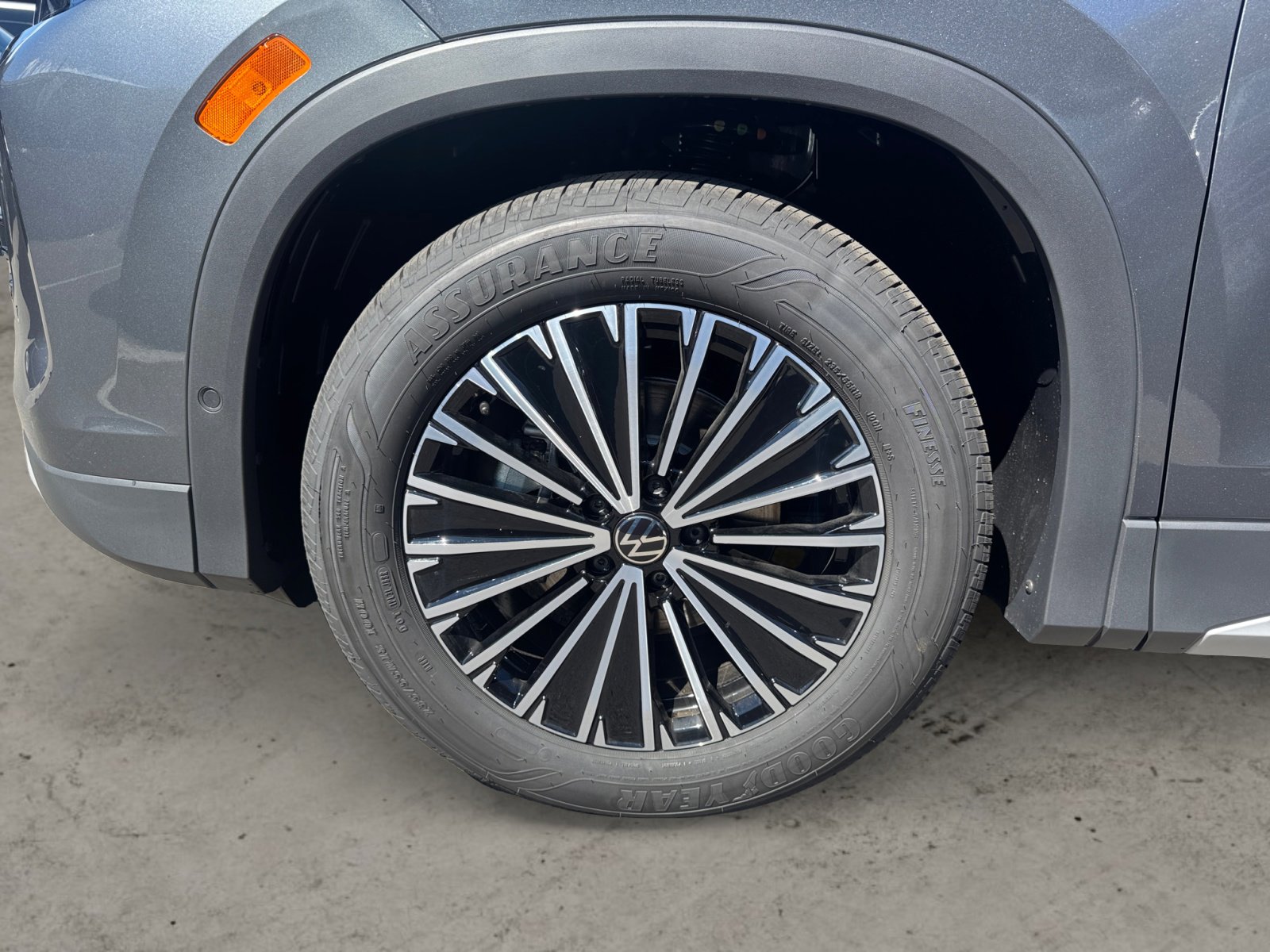2025 Volkswagen Tiguan S photo 13