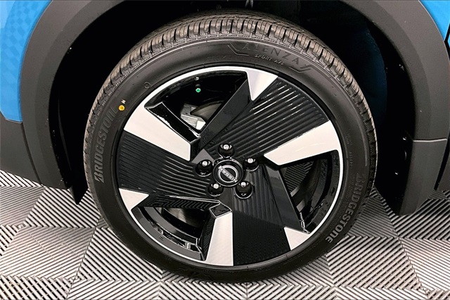 2025 Nissan Kicks SR photo 12