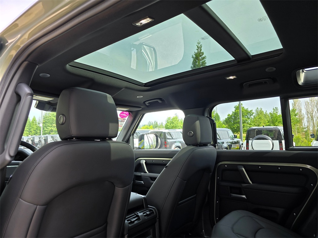 2025 Land Rover Defender 110 S photo 22