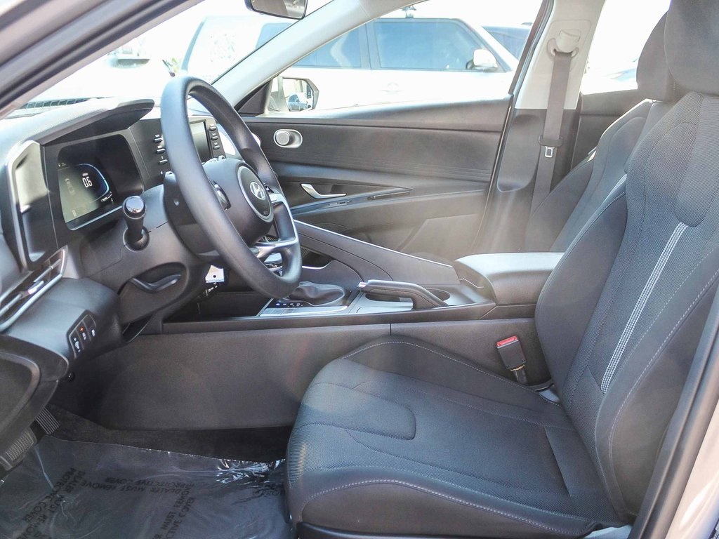 2025 Hyundai Elantra SE photo 18
