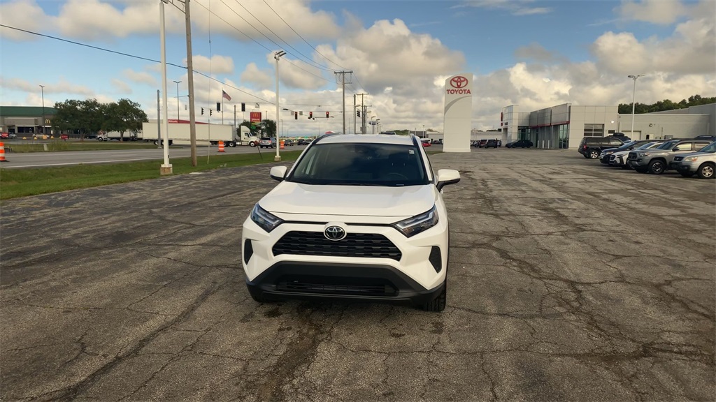 2024 Toyota RAV4 XLE photo 3