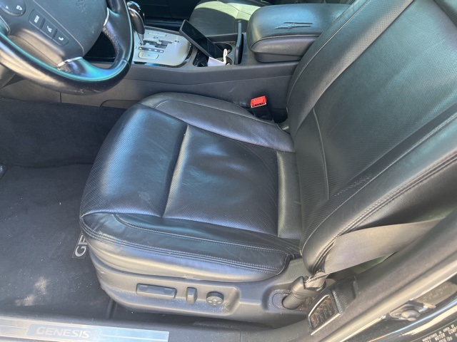 2012 Hyundai Genesis 3.8 RWD photo 4