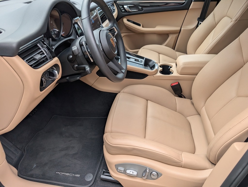 2025 Porsche Macan T photo 25