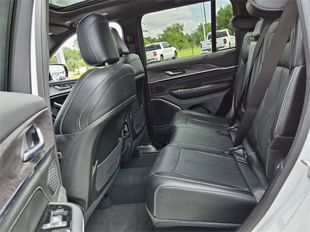 2023 Jeep Grand Cherokee Overland photo 7
