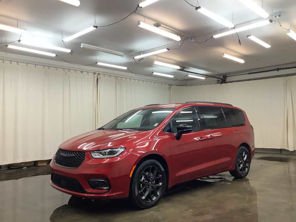 2026 Chrysler Pacifica Select's photo