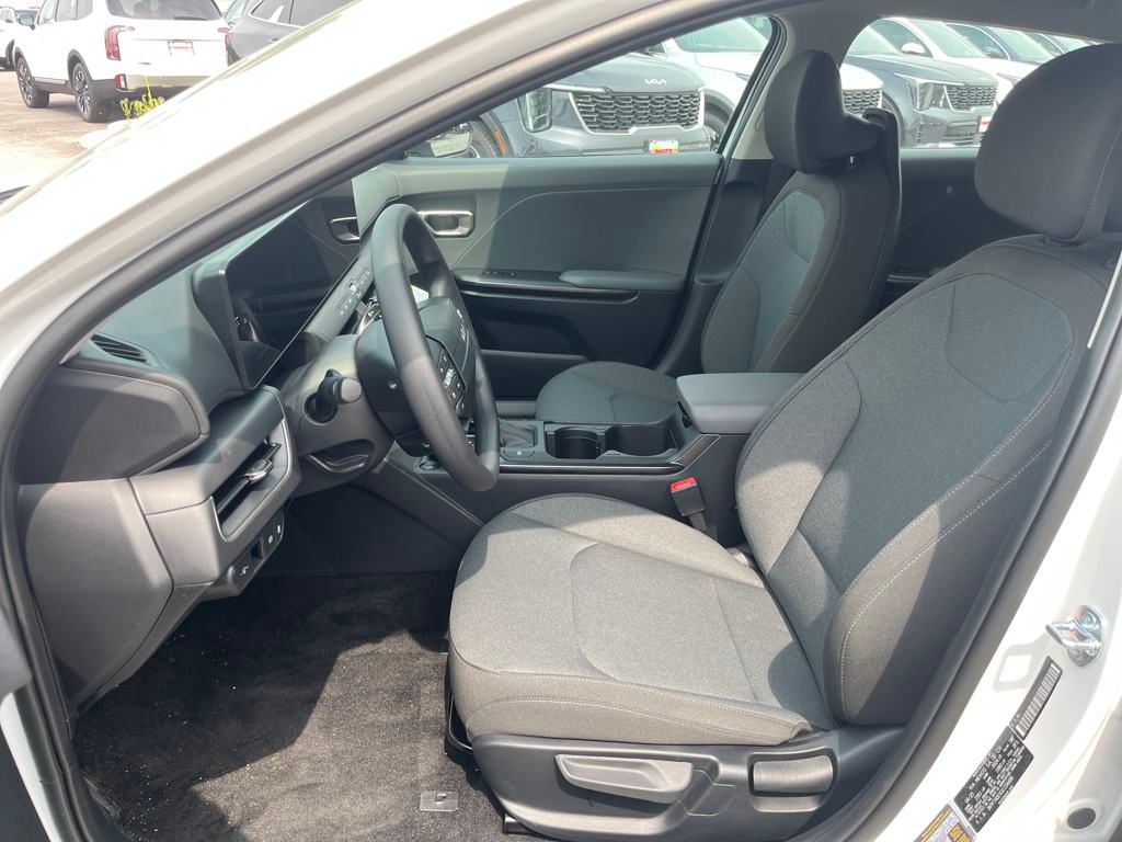 2025 Kia K4 LXS photo 13