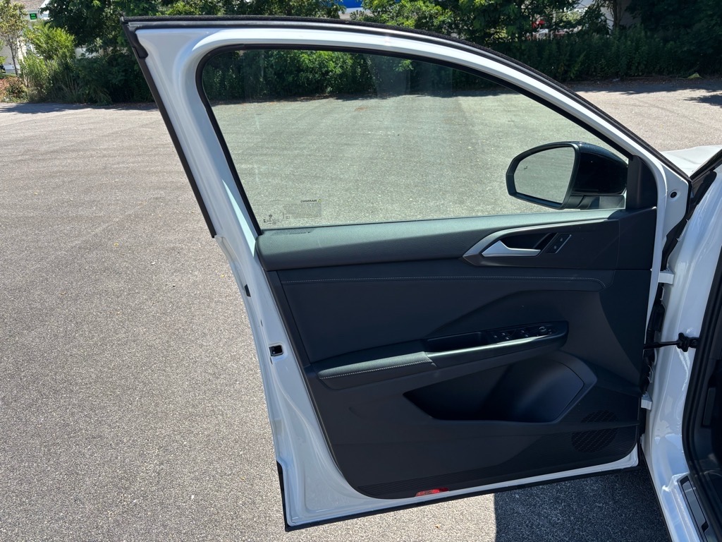 2025 Volkswagen Taos SE photo 8