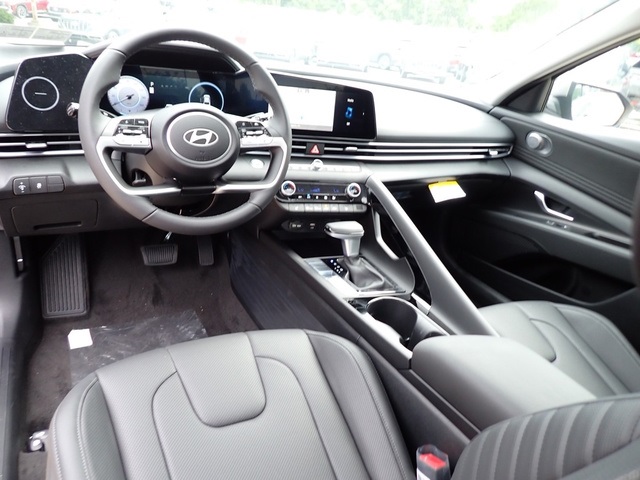2025 Hyundai Elantra Limited photo 13