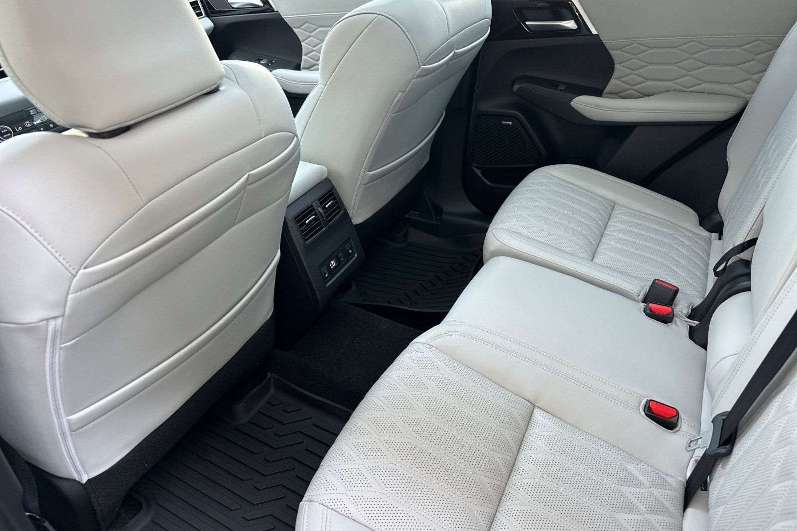 2025 Mitsubishi Outlander SEL photo 11