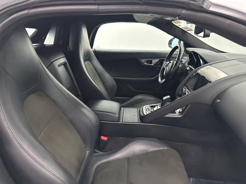 2017 Jaguar F-TYPE Premium photo 17