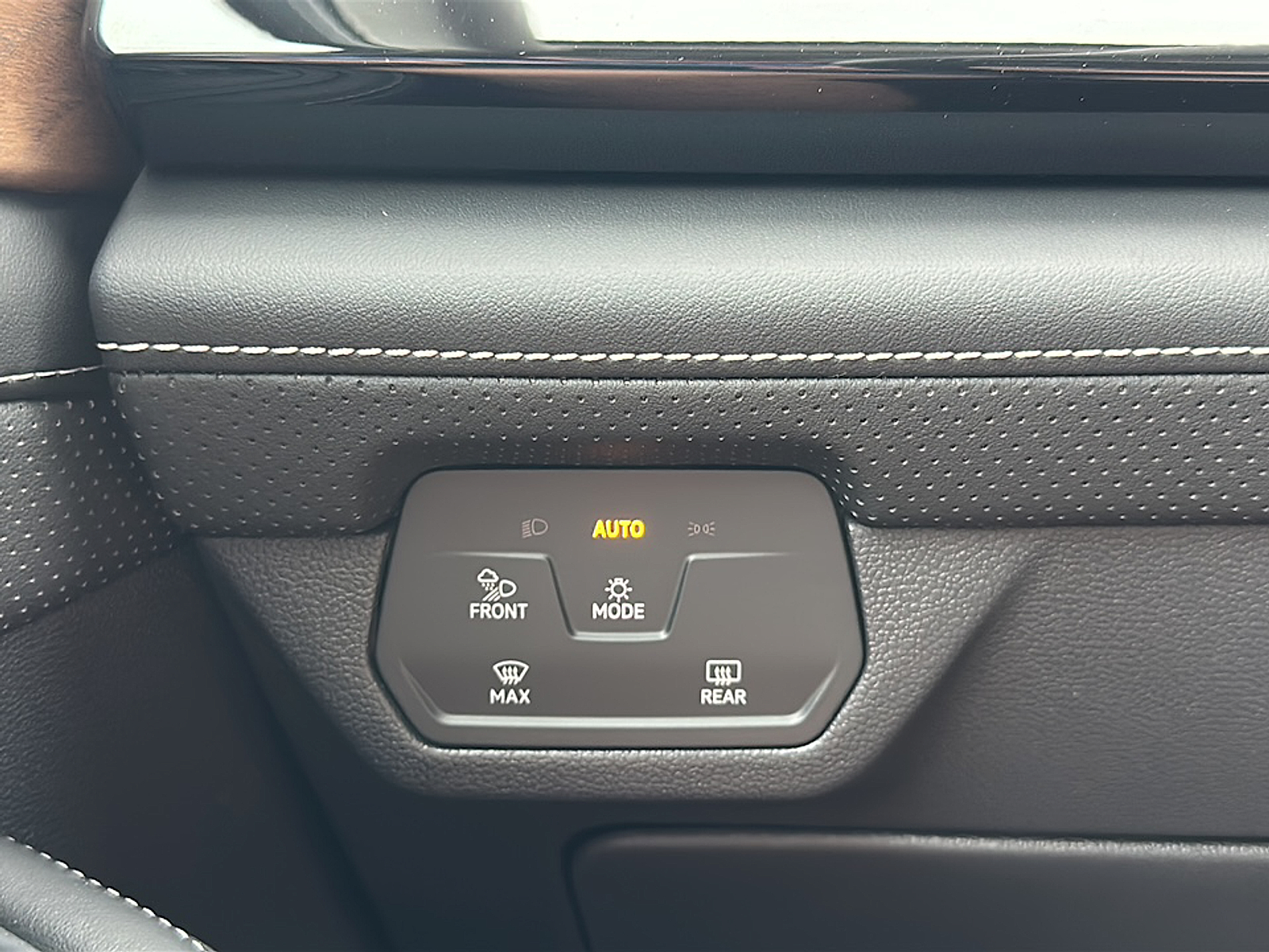2025 Volkswagen Atlas SE Technology photo 14