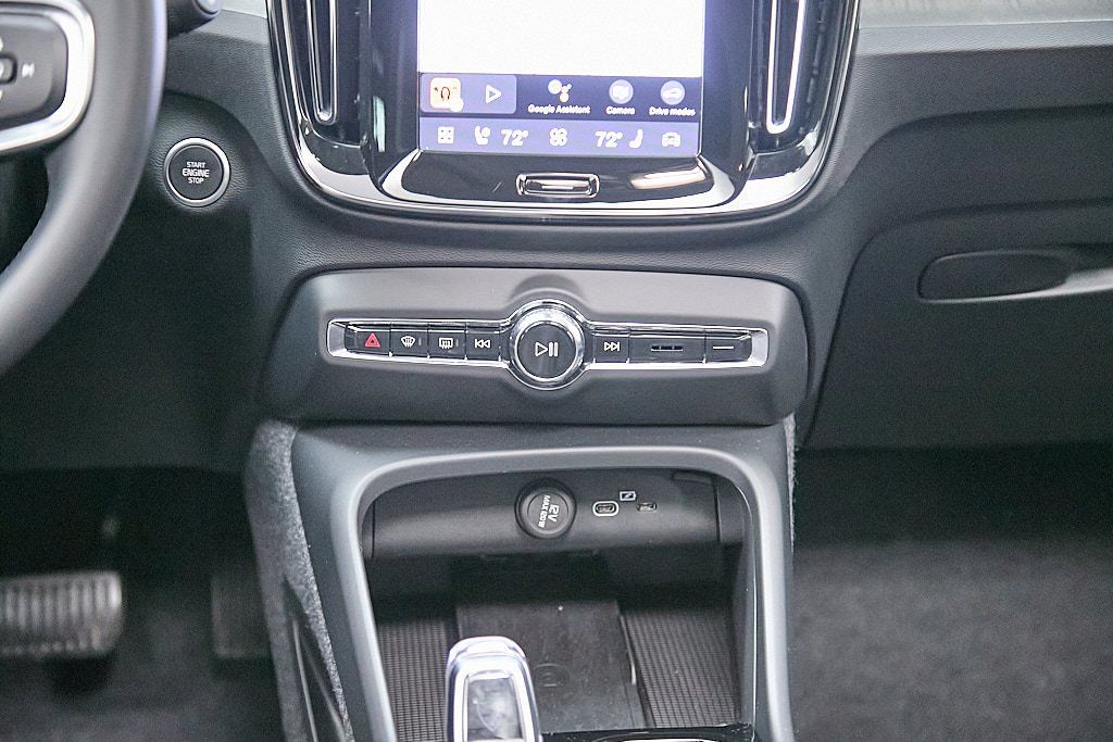2026 VOLVO XC40 - Image 27
