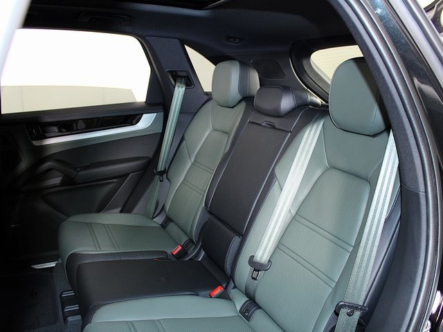 2025 Porsche Cayenne S photo 22