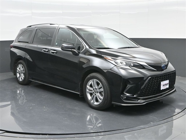 2022 Toyota Sienna XSE's photo
