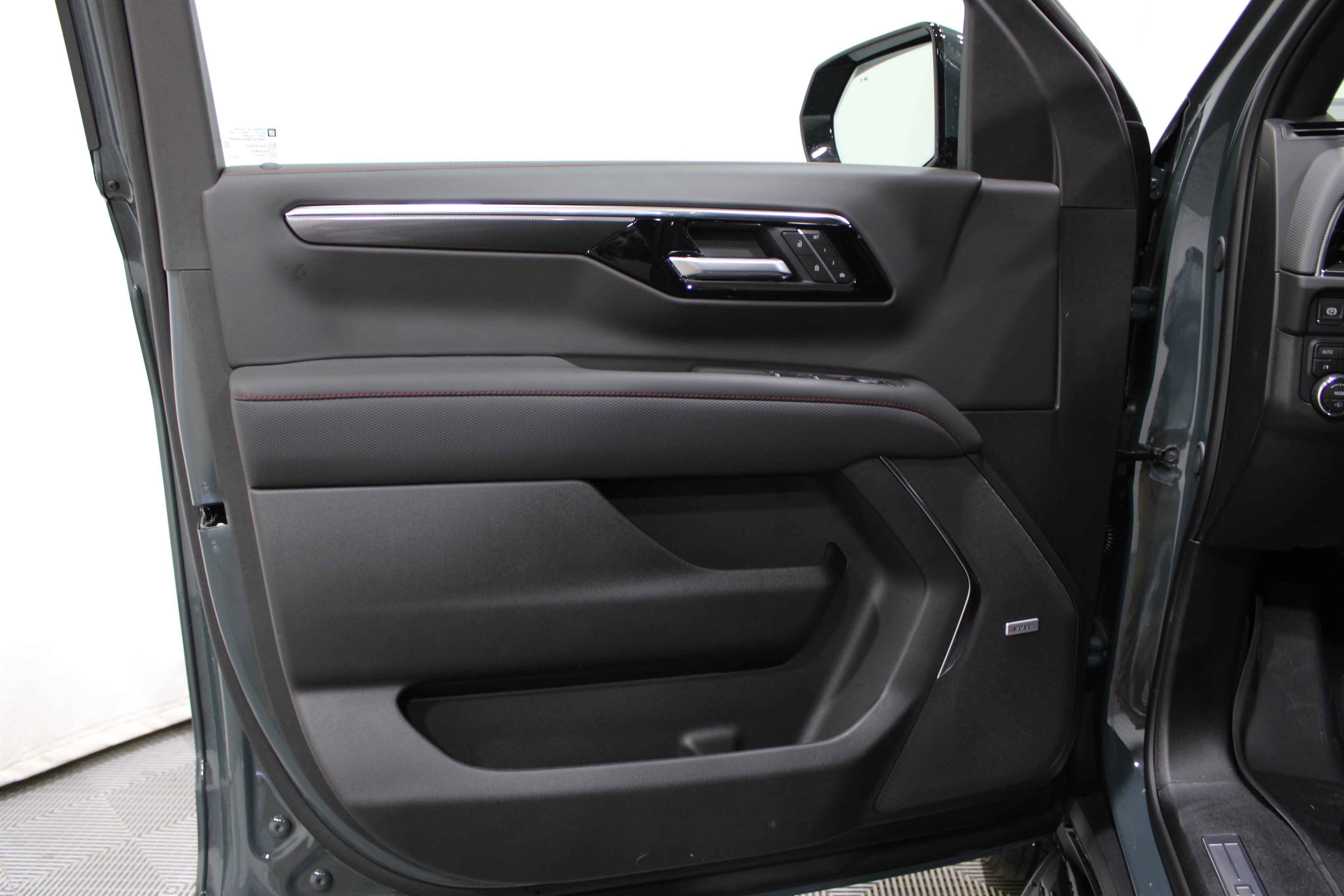 2026 Chevrolet Suburban RST photo 4