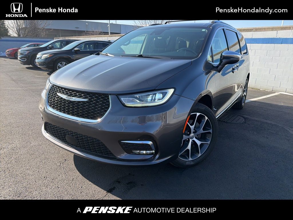 2021 Chrysler Pacifica Limited's photo