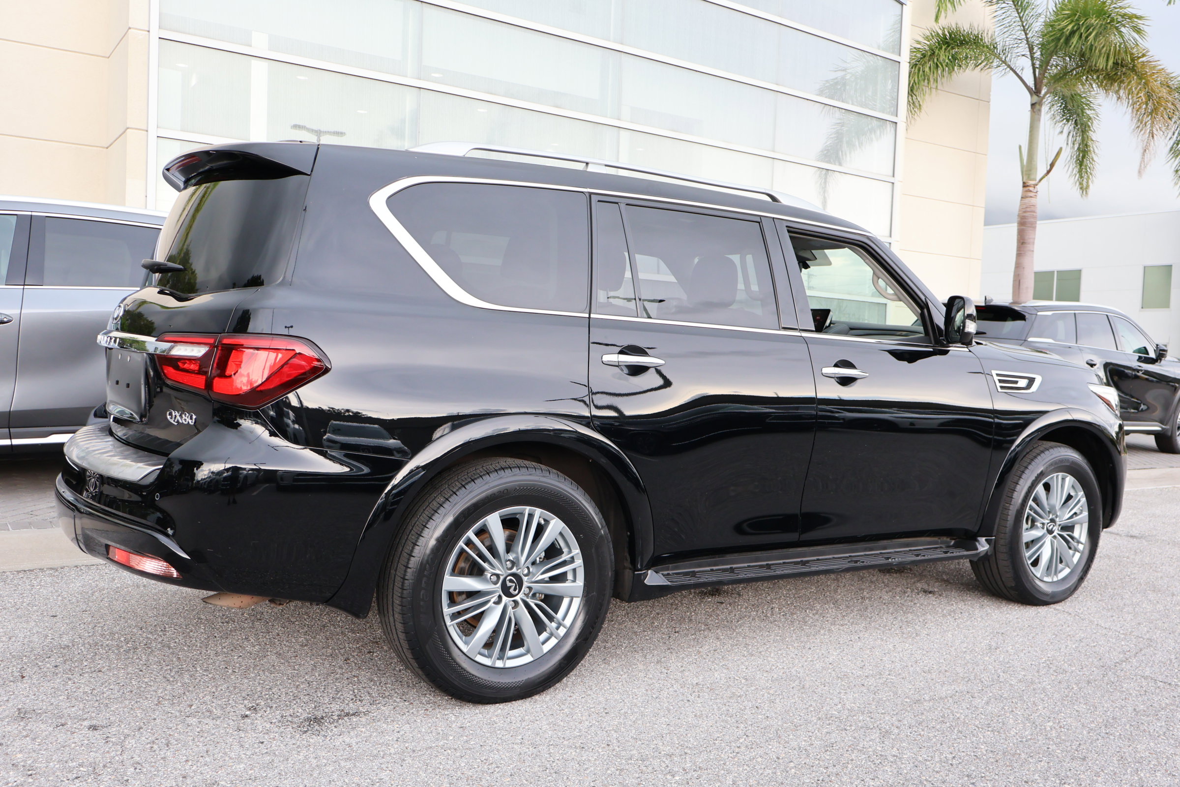 2022 Infiniti QX80 Luxe photo 8