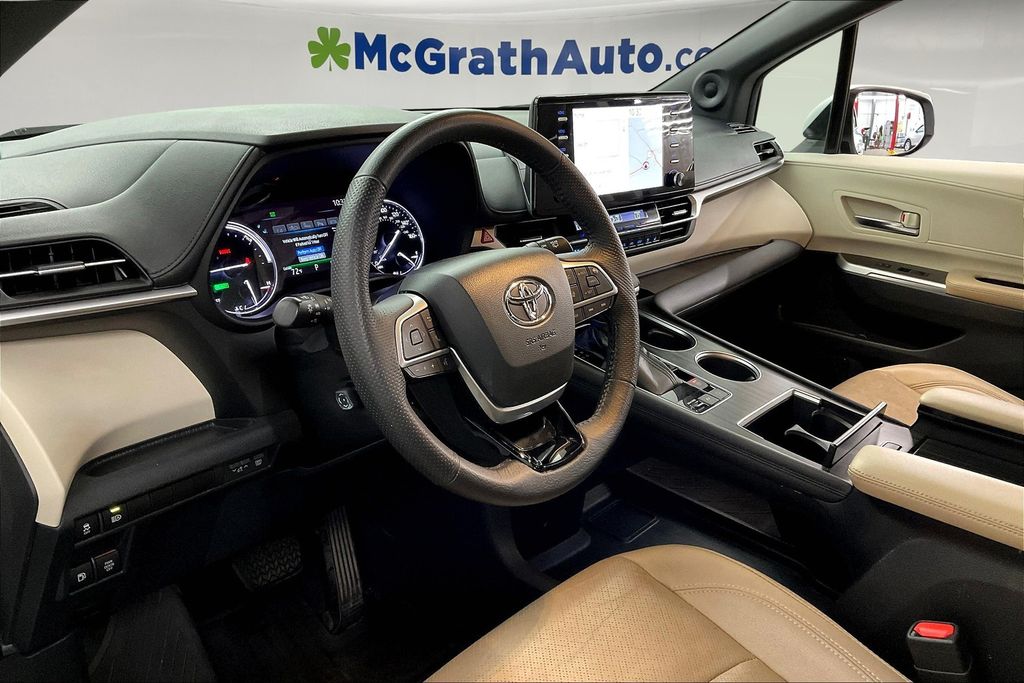 2022 Toyota Sienna Limited photo 13