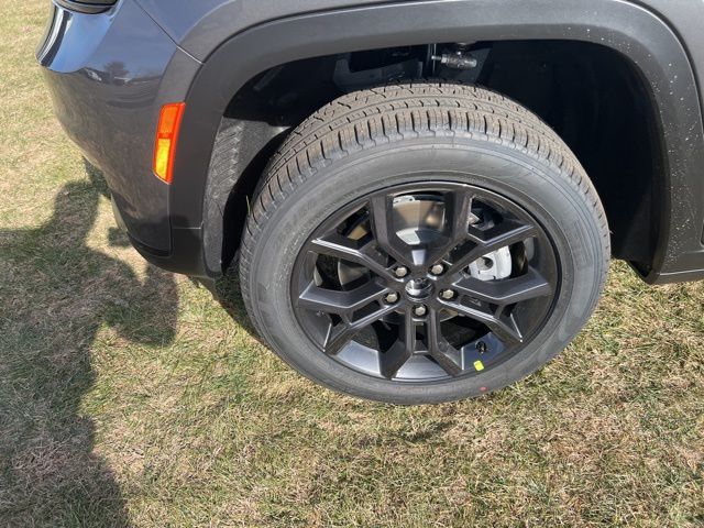 2025 Jeep Grand Cherokee Limited photo 4
