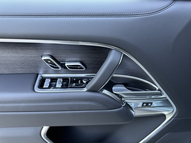 2025 Land Rover Range Rover SE photo 14