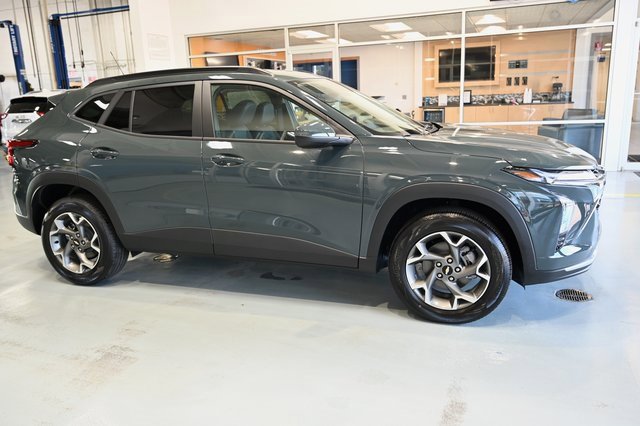 2025 Chevrolet Trax LT photo 3