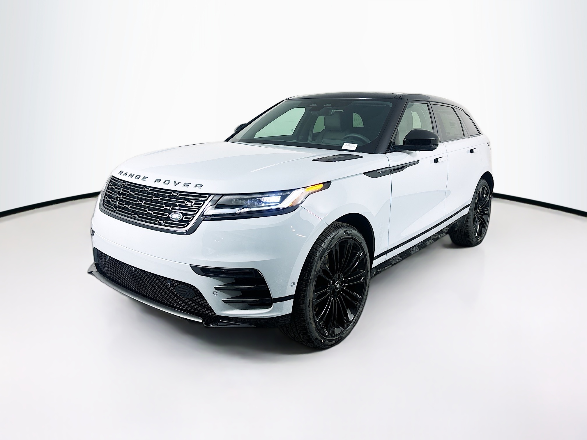 2026 Land Rover Range Rover Velar Dynamic SE's photo
