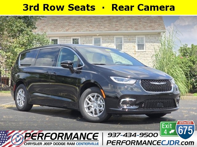 2026 Chrysler Pacifica Select's photo