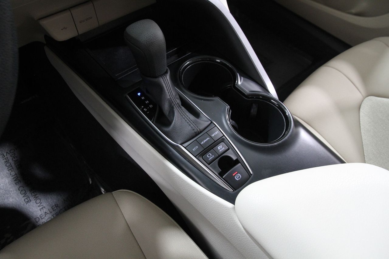 2020 Toyota Camry Hybrid LE photo 14
