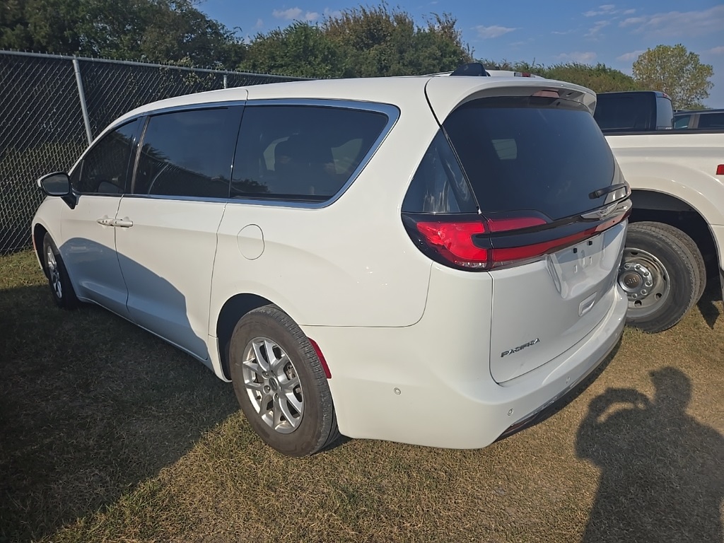 2023 Chrysler Pacifica Touring L photo 2
