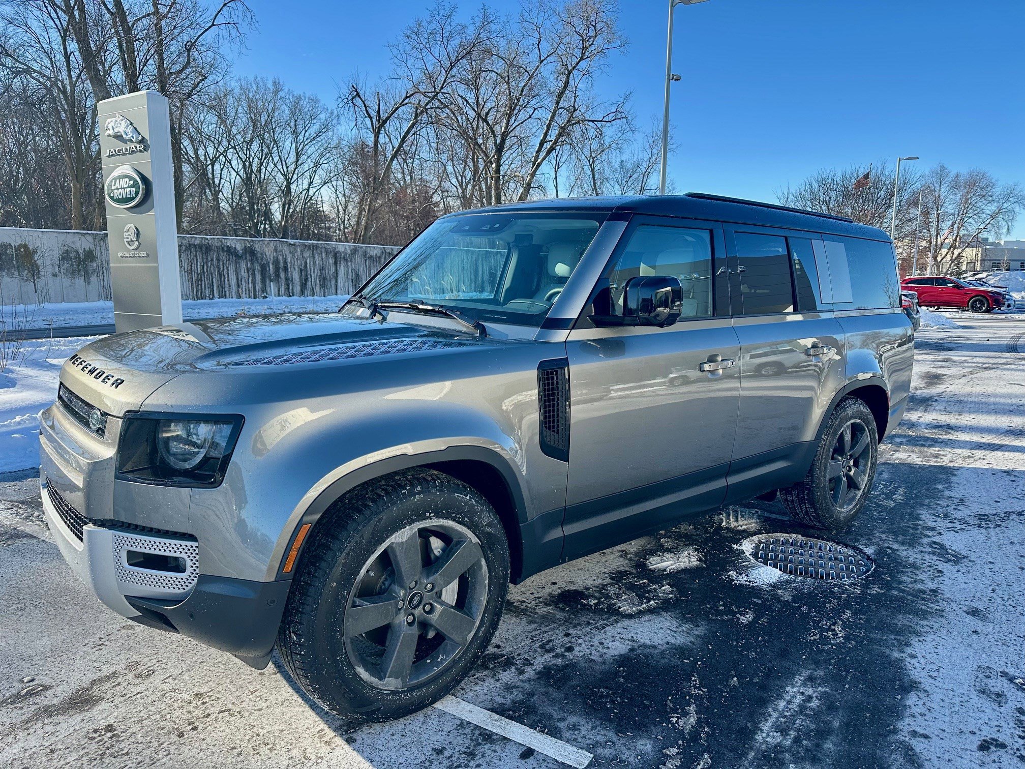 2025 Land Rover Defender S's photo