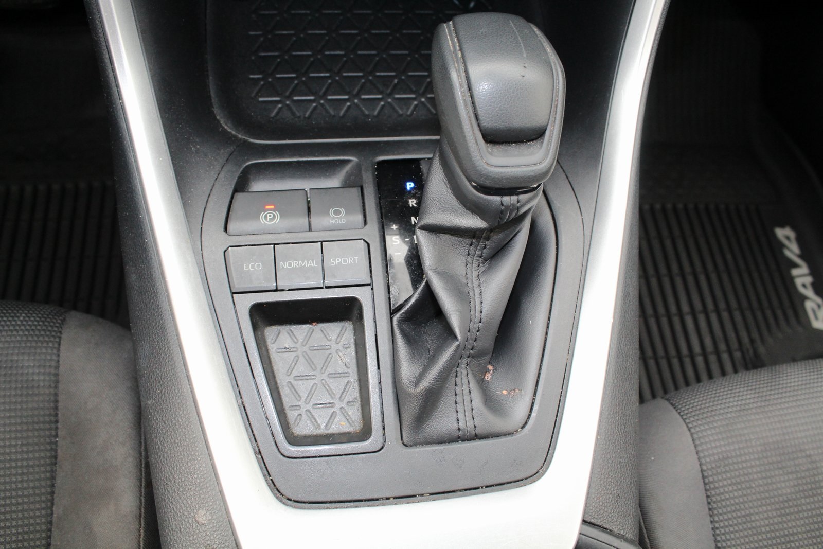 2019 Toyota RAV4 LE photo 17