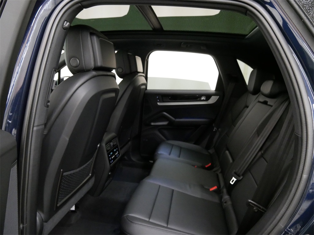 2025 Porsche Cayenne Base photo 14