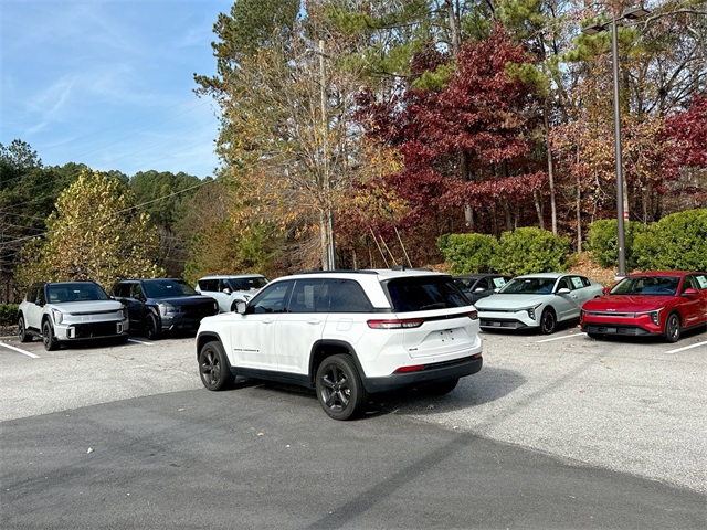 2023 Jeep Grand Cherokee Altitude photo 3