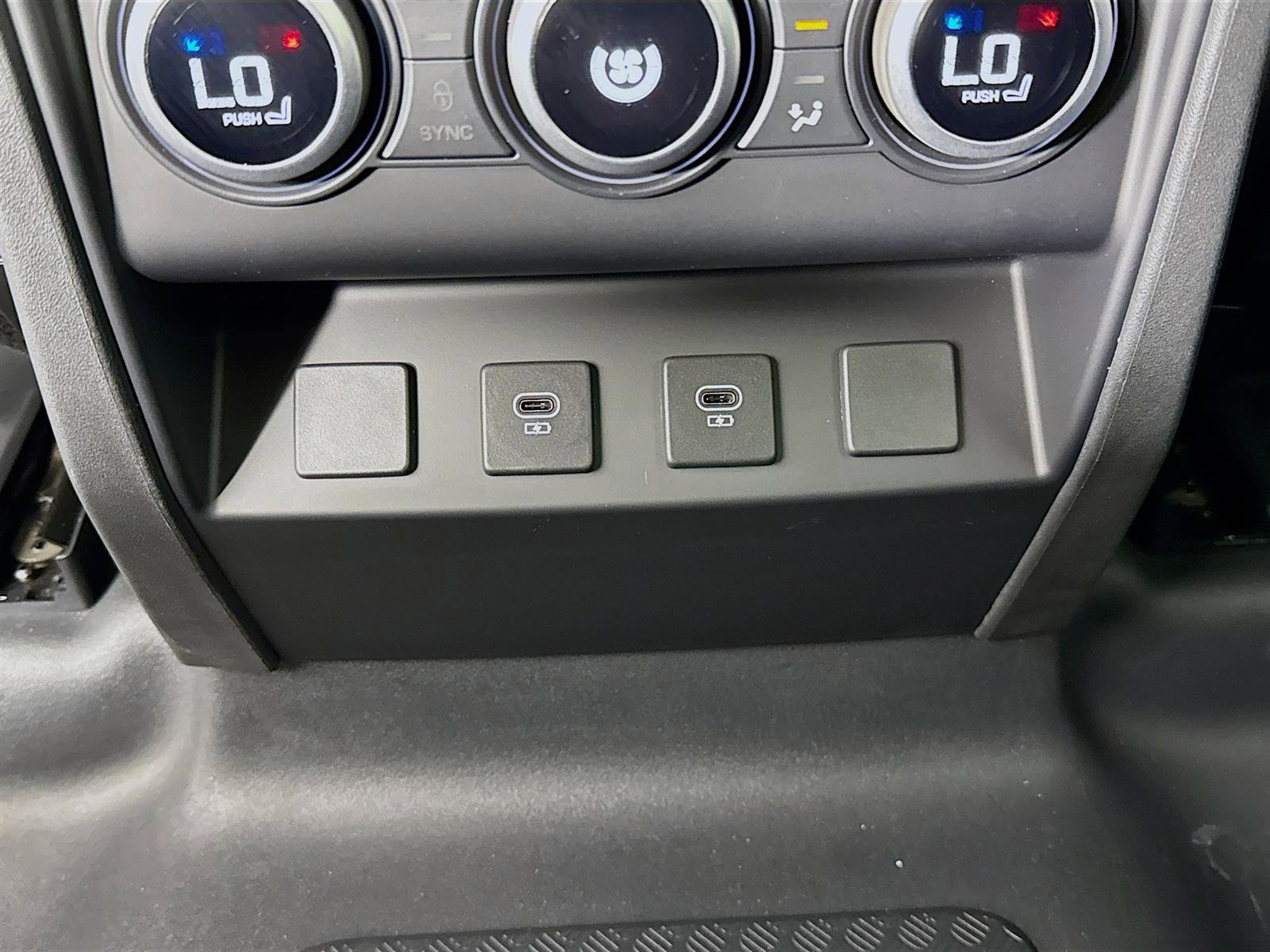 2024 Land Rover Defender 110 V8 photo 28