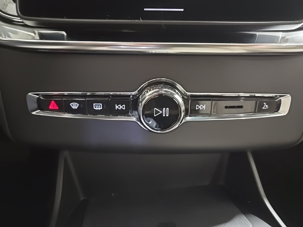 2026 Volvo XC90 B5 Plus photo 14
