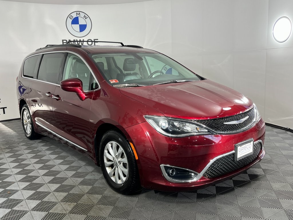 2017 Chrysler Pacifica Touring-L's photo