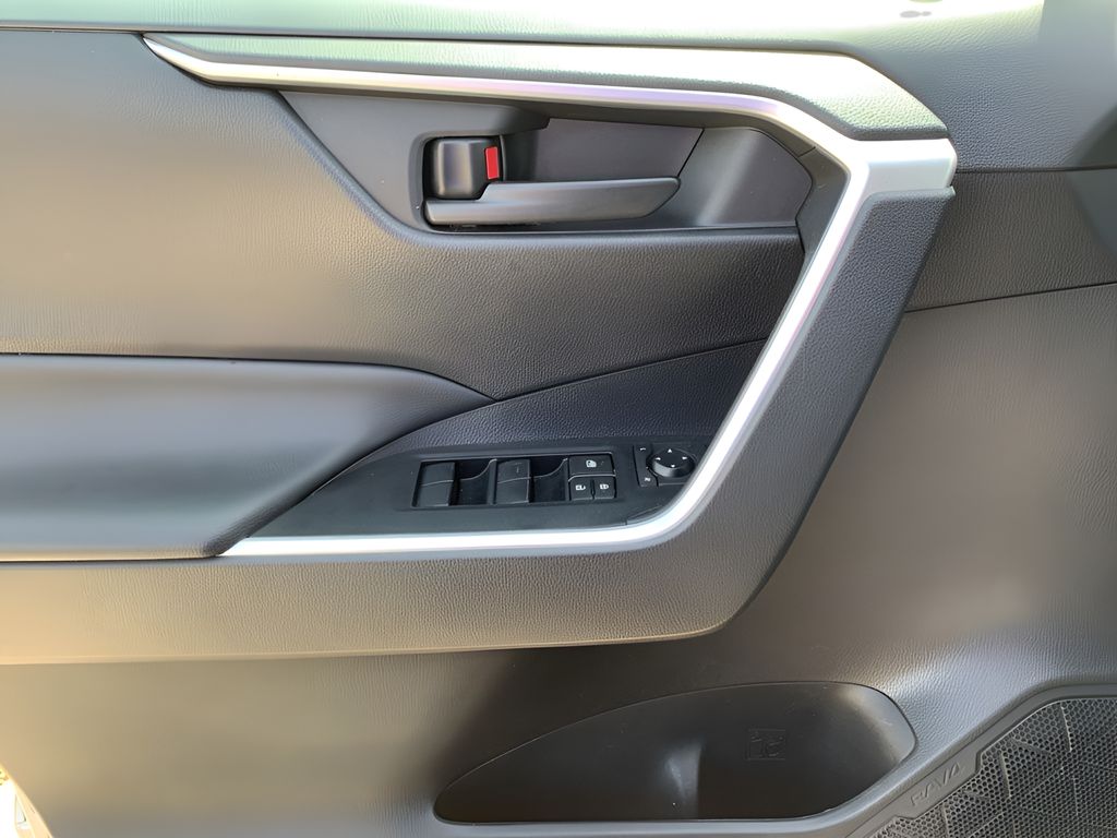2019 Toyota RAV4 LE photo 9