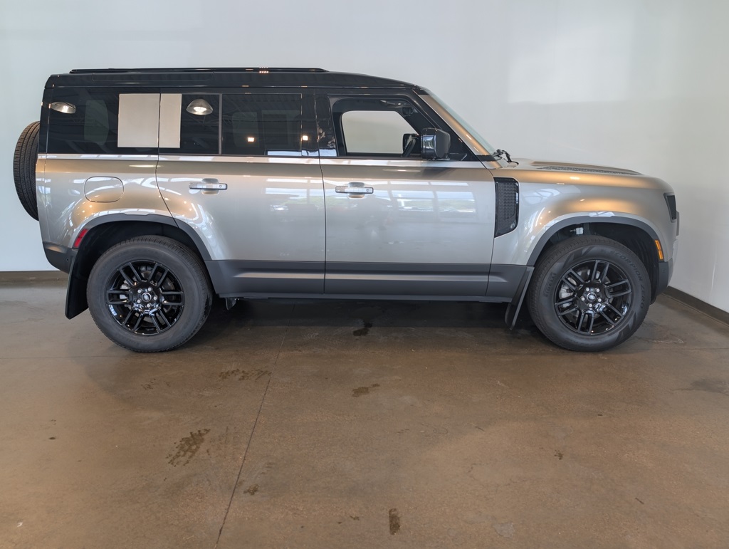 2025 Land Rover Defender 110 S photo 6
