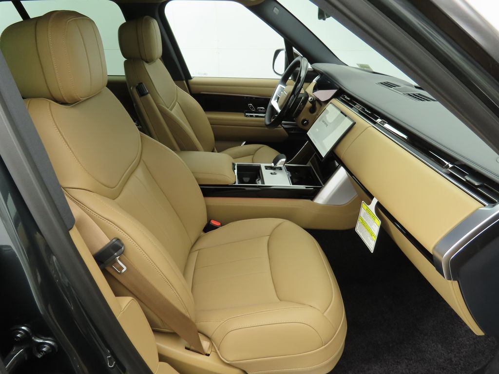 2025 Land Rover Range Rover SE photo 16