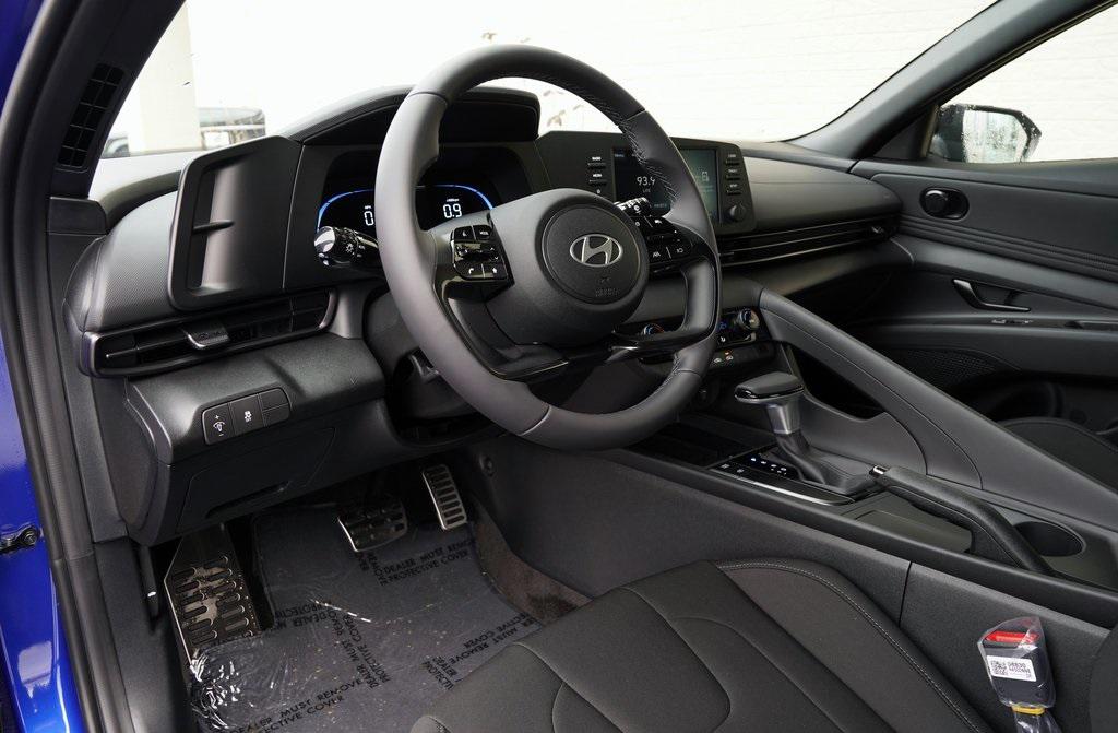 2025 Hyundai Elantra SEL Sport photo 9