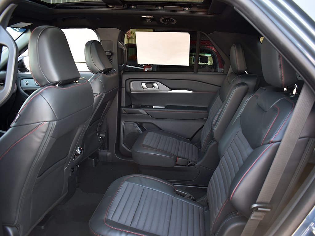 2025 Ford Explorer ST-Line photo 6