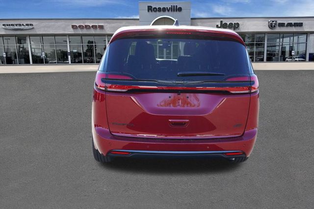 2026 Chrysler Pacifica photo 4